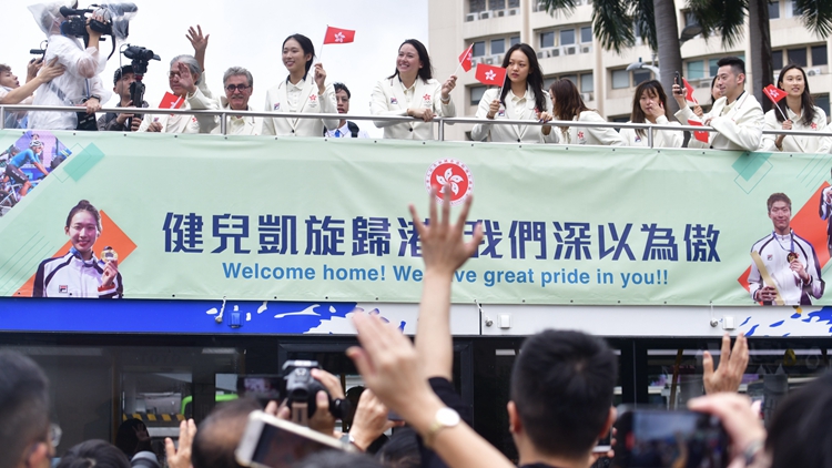 有片｜巴黎奧運香港代表團巴士巡遊  現場歡呼聲不斷