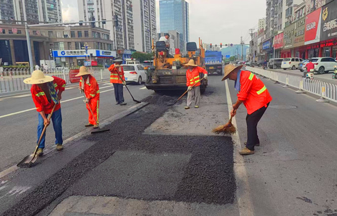 守護公眾美好出行   皖歙縣「公路橙」鏖戰「秋老虎」